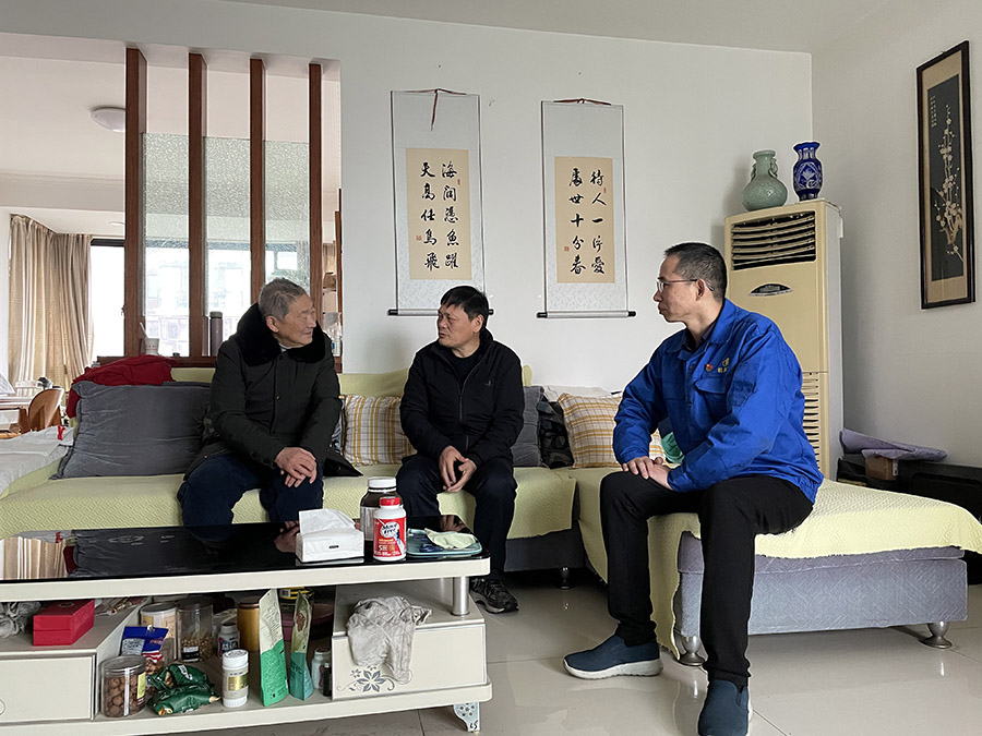 【303】總經(jīng)理劉林義一行春節(jié)慰問公司老領(lǐng)導(dǎo).jpg 【303】總經(jīng)理劉林義一行春節(jié)慰問公司老領(lǐng)導(dǎo).jpg